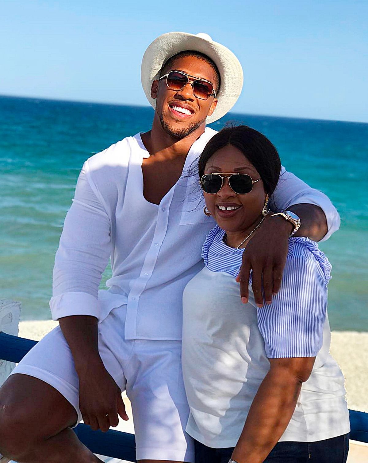 0_Anthony-Joshua-and-his-mum-Yeta_��ͼ��.jpg