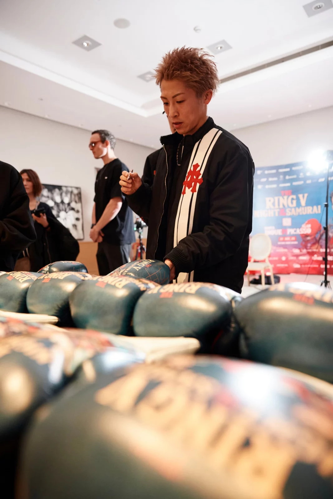 naoya-inoue-signs-media-day-gloves-1068x1602.jpg_��ͼ��.jpg