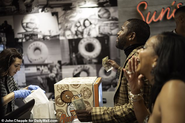 87701397-15587631-Mayweather_popped_into_the_local_doughnut_shop_After_ordering_.jpg