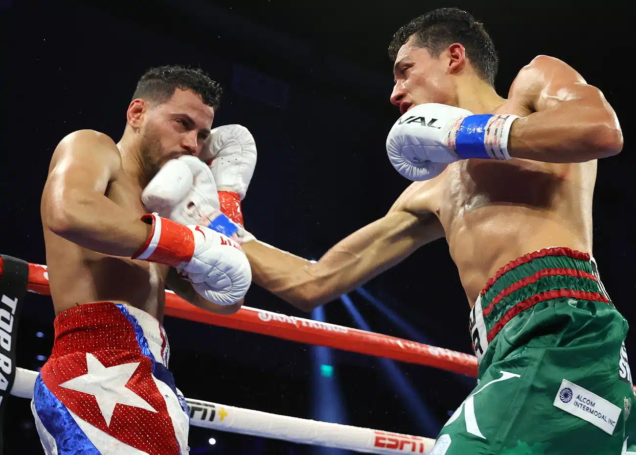 Robeisy-Ramirez-vs-Rafael-Espinoza_action11.jpg_��ͼ��.jpg