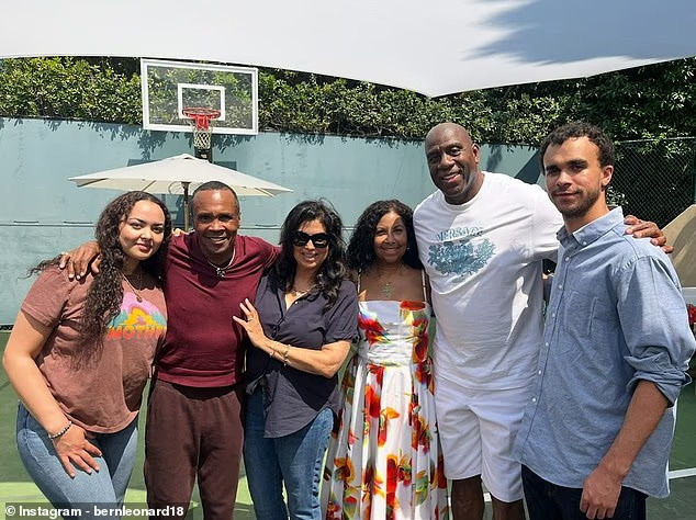 108762217-15854015-More_recently_Daniel_R_was_pictured_alongside_the_family_and_.jpg