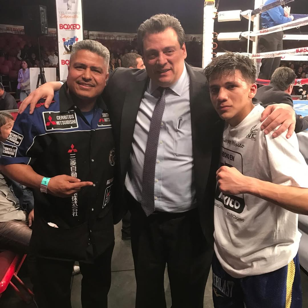 What-a-great-picture.-Jessie-Bam-Rodriguez-**-his-pro-debut-in-Mexico-City-w.jpg
