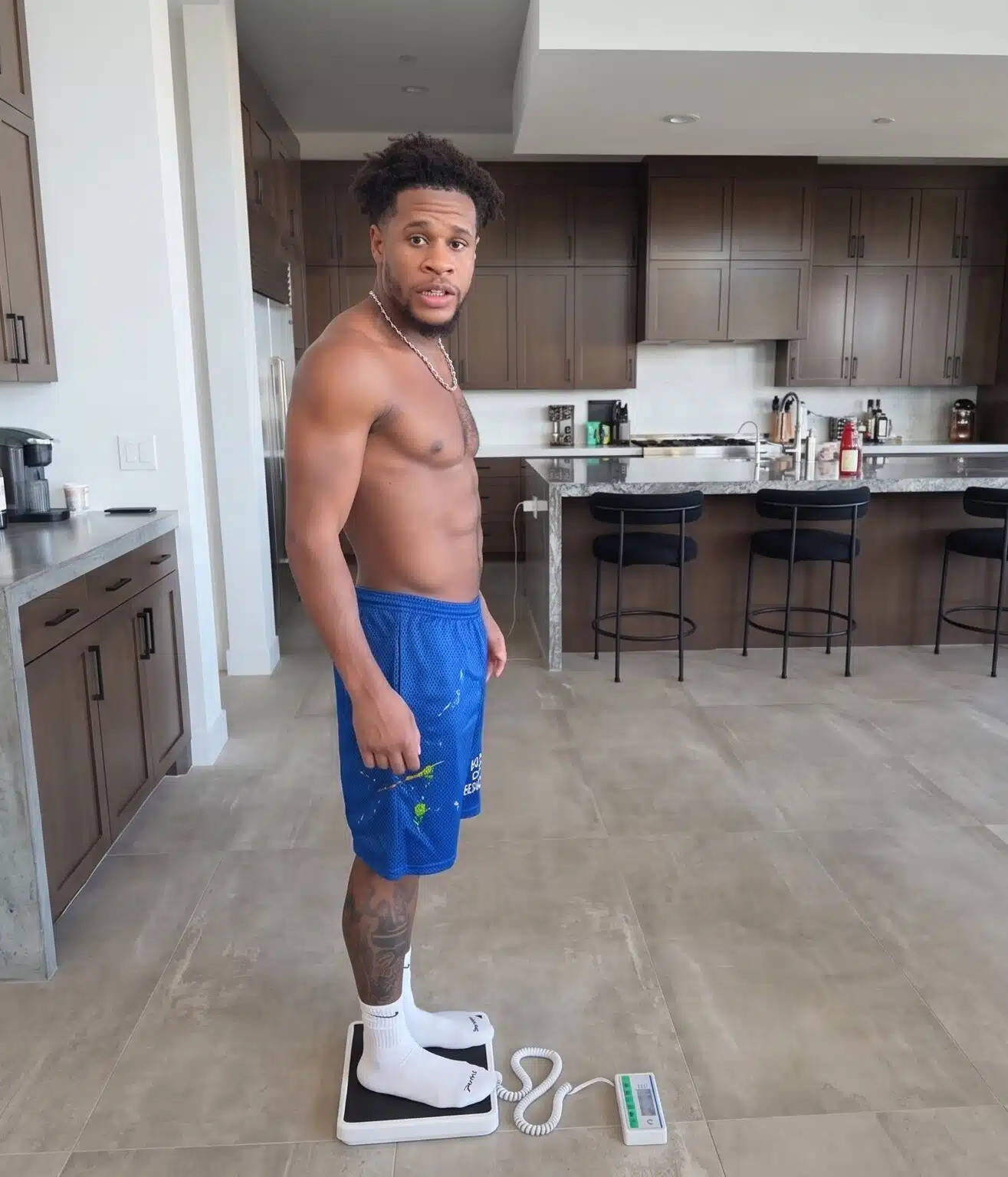 Devin-Haney-scale.jpg_��ͼ��.jpg