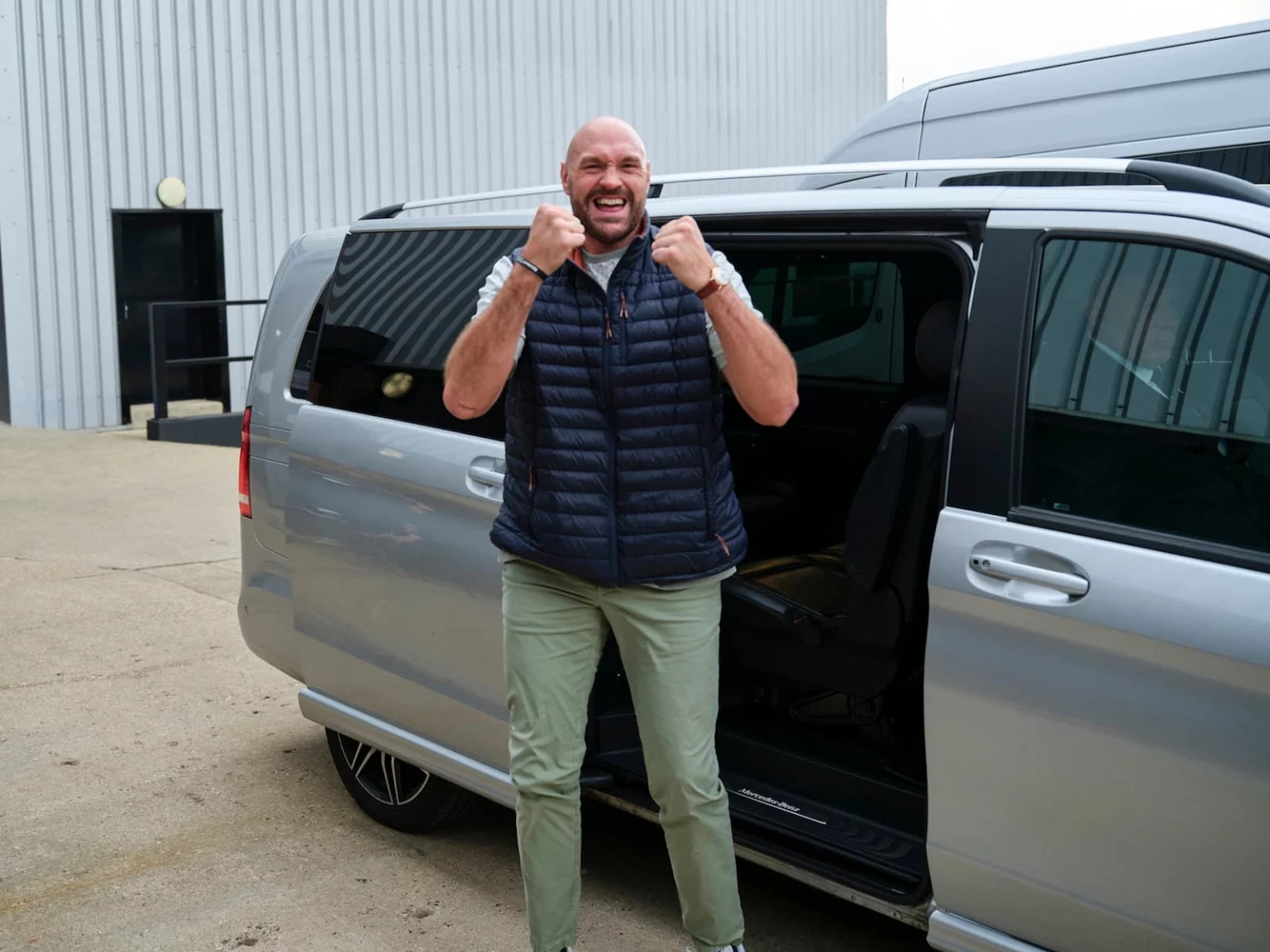 tyson-fury-arrival-minibus-boxing-stance-1536x1152.jpg_��ͼ��.jpg